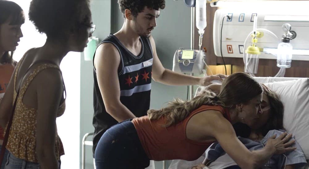 Bom Sucesso: Gabriela desmaia em pleno leito de hospital e deixa Paloma em desespero