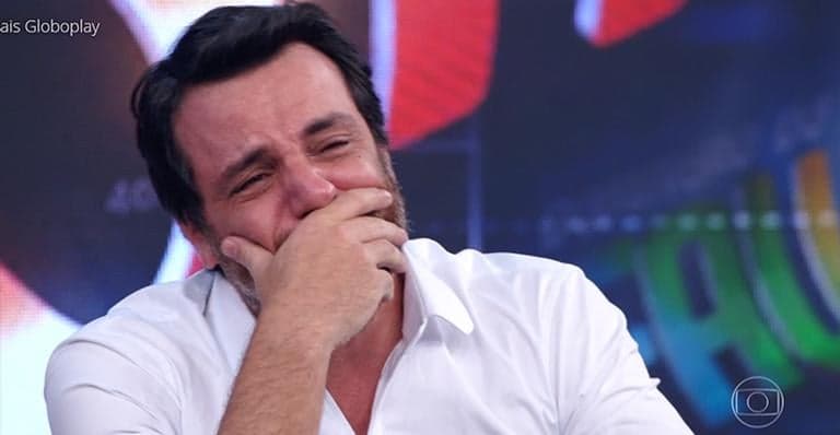 Amado? Rodrigo Lombardi perde premiação do Melhores do Ano, mas é flagrado "pegando" o Troféu