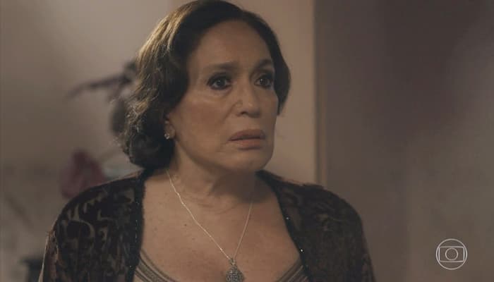 Éramos Seis: Emília é aterrorizada por passado misterioso e fica perturbada