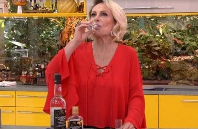 Ana Maria Braga pega telespectadores de surpresa e bebe cachaça ao vivo no Mais Você: "Vou ficar bêbada"