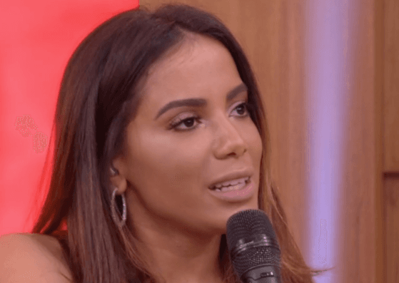 A cantora Anitta fez um protesto contra o uso de peles de animais para fazer roupas (Foto: Reprodução / Globo) A cantora Anitta fez um protesto contra o uso de peles de animais para fazer roupas (Foto: Reprodução / Globo)
