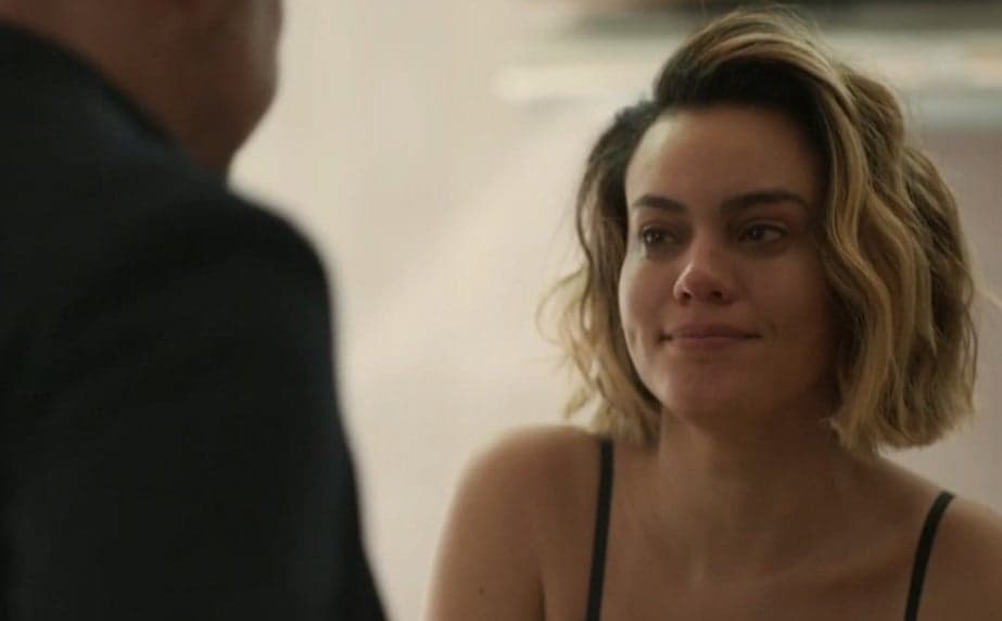 Amor de Mãe: Cara de pau, Verena flagra Estela com Álvaro que foge logo em seguida com medo