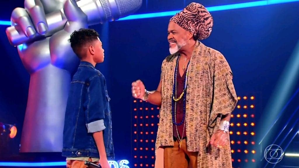 Discursos de Carlinhos Brown no The Voice Kids viram piada na internet e público detona: "não suporto"