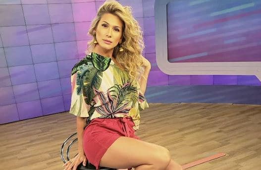 Nua? Lívia Andrade para a internet ao posar para clique sensual em cima de cavalo: "Estava pelada"