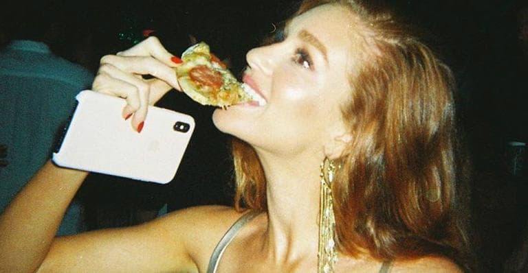 Marina Ruy Barbosa comendo pizza (Foto: Reprodução) Marina Ruy Barbosa comendo pizza (Foto: Reprodução)