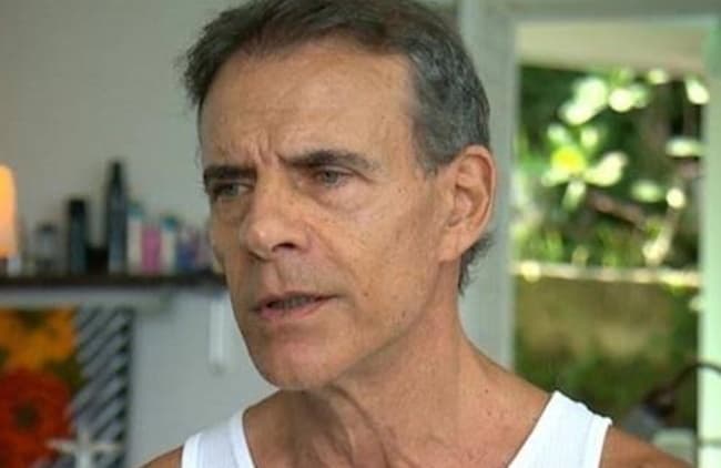 Mario Gomes, após enfrentar câncer, arruma emprego em funerária e brinca com a morte: "Ressuscitei"