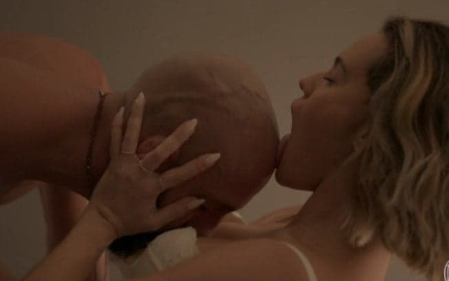 Cena forte de sexo na novela Amor de Mãe, da Globo, causa críticas após "lambida na careca" de ator