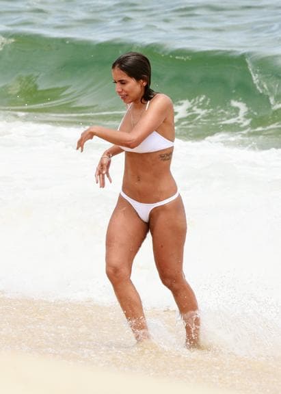Anitta aproveitou sua folga para pegar uma praia e exibiu o corpão em um biquíni branco (Imagem Ag News) Anitta aproveitou sua folga para pegar uma praia e exibiu o corpão em um biquíni branco (Imagem Ag News)