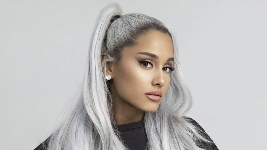 Ariana grande gera grande conflito com fãs brasileiros após apagar tuíte e receber acusações: "#Ariana odeia o Brasil"