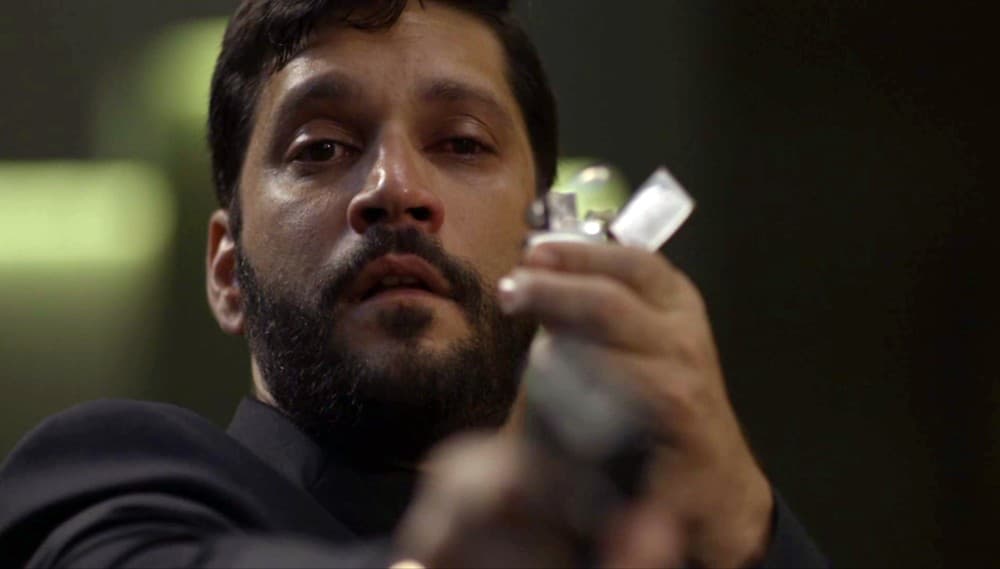 Bom Sucesso: Após atear fogo na editora, Diogo confessa seus crimes e ofende sua ex-mulher: “Sua vaca”