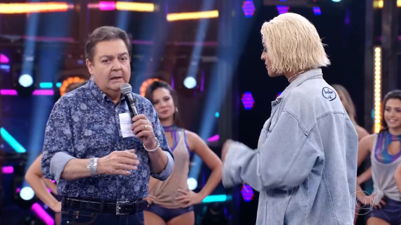 Faustão e Pabllo Vittar no palco do Domingão (Foto: Reprodução)
