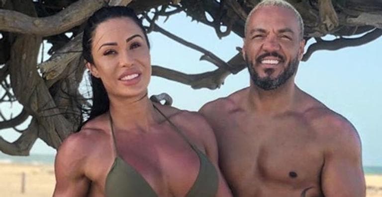 Gracyanne Barbosa e Belo surgem em momento íntimo na praia e seguidor dispara: "falta de pepe#@"