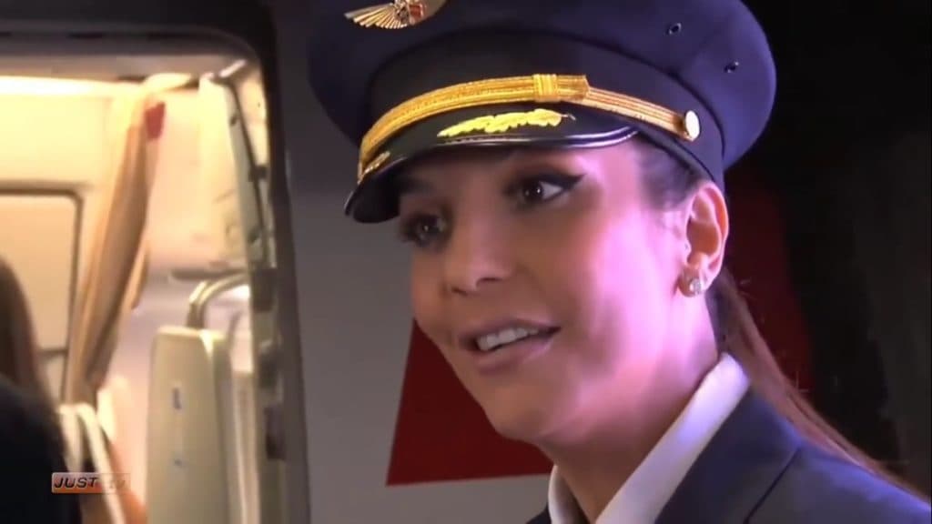 Ivete Sangalo vive comissária de bordo por um dia e passageiros ficam sem reação ao ver a diva