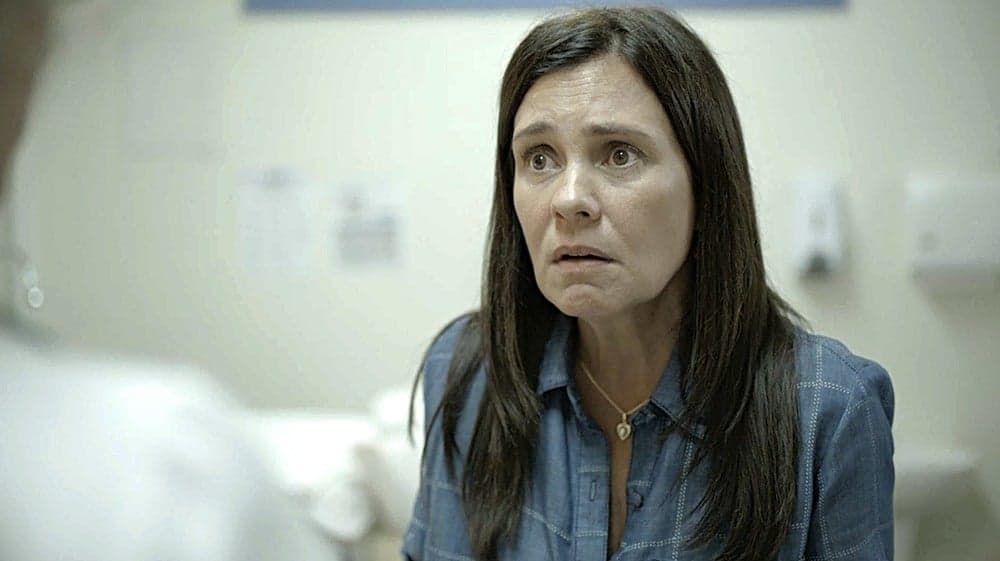 Thelma (Adriana Esteves) em cena de Amor de Mãe