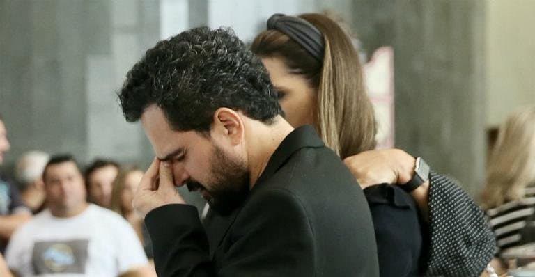 Luciano Camargo se emociona com triste despedida em aeroporto e momento de muito choro é flagrado