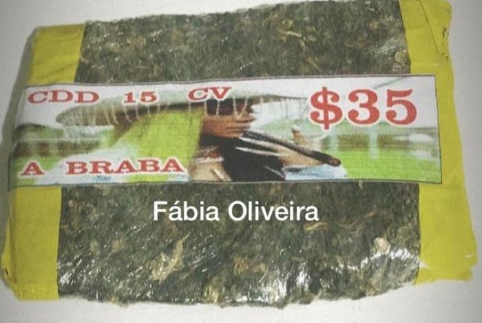 Malote de maconha é vendido no Rio de Janeiroa com o rosto da cantora Imagem: O Dia) Malote de maconha é vendido no Rio de Janeiroa com o rosto da cantora Imagem: O Dia)