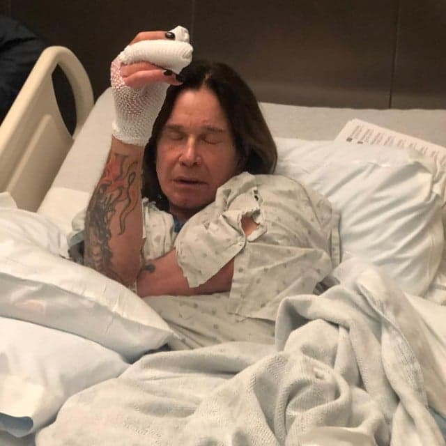 Triste! Ozzy Osbourne é diagnosticado com Parkinson após complicações: "Tem sido muito desafiador"