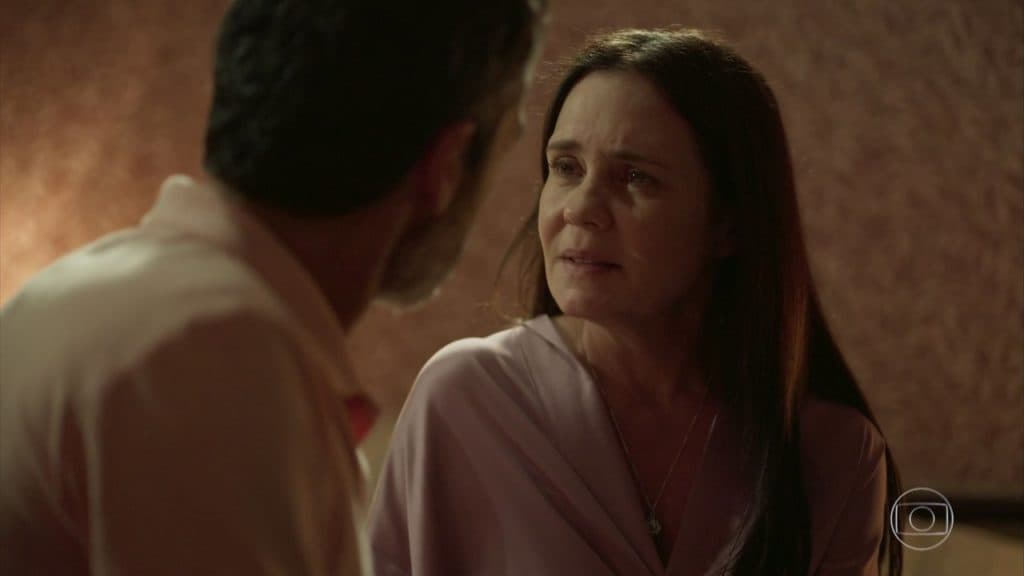 'Amor de Mãe': Thelma entra em pânico com mulher misteriosa que sabe de seu passado repugnante