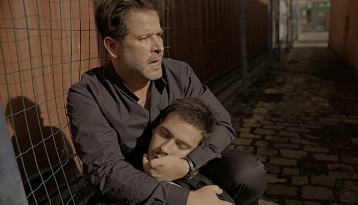 Raul (Murilo Benício) socorre o filho Vinícius (Antonio Benício) após ser baleado em Amor de Mãe (Foto: Reprodução/Globo) Raul (Murilo Benício) socorre o filho Vinícius (Antonio Benício) após ser baleado em Amor de Mãe (Foto: Reprodução/Globo)