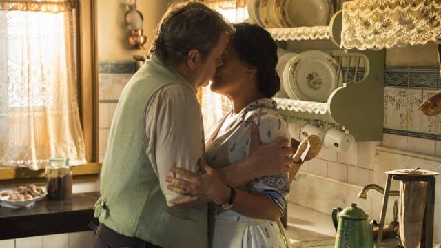 Alfonso beija Lola em cena de Éramos Seis Alfonso beija Lola em cena de Éramos Seis