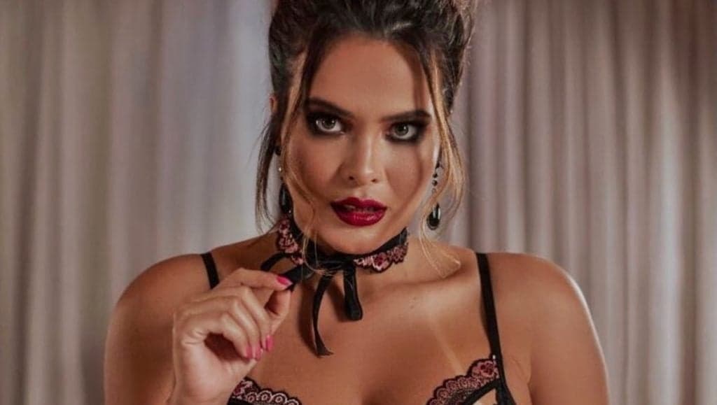 Geisy Arruda surge com seios de fora, abre as pernas e exibe partes íntimas: "Molhadinha"