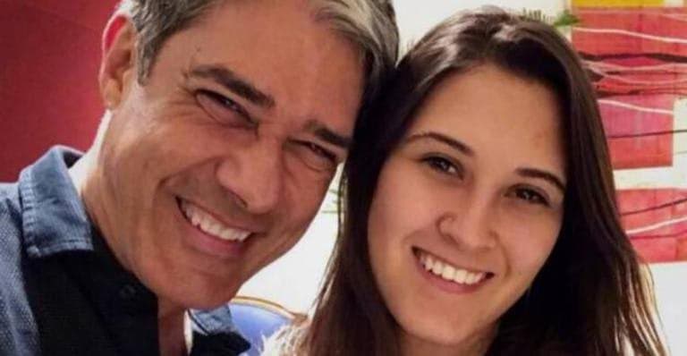 Bia Bonemer, filha de William Bonner, usa roupa toda transparente e quebra sigilo familiar com exposição