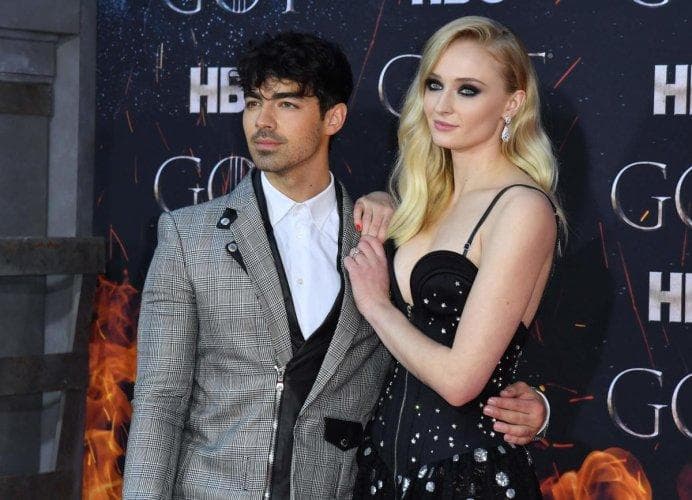 Fofura! Sophie Turner, após gravidez por trás dos panos, dá luz ao seu primeiro filho com Joe Jonas
