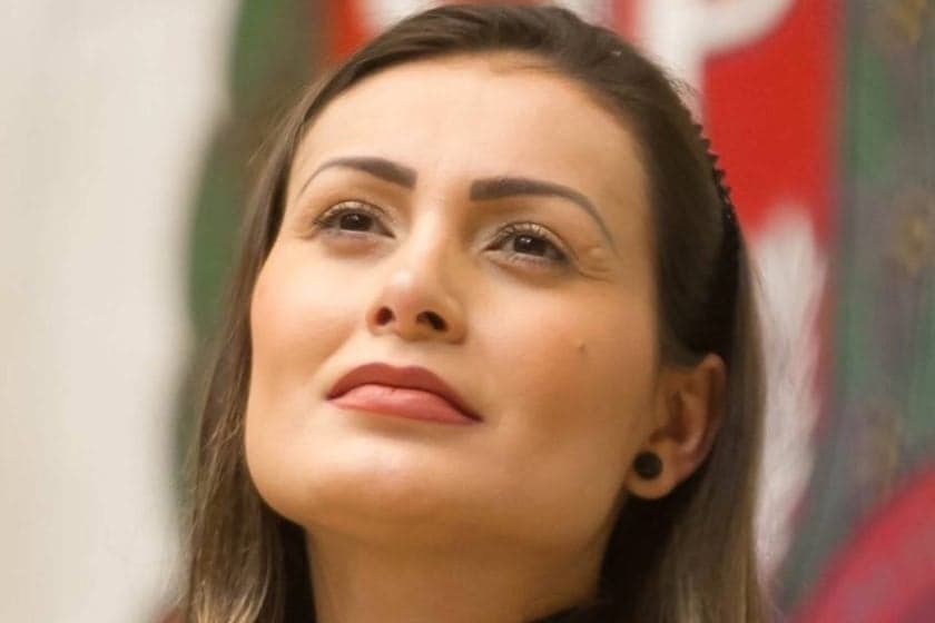 Andressa Urach se revolta com igrejas fechadas e faz protesto: "É impossível não chorar''