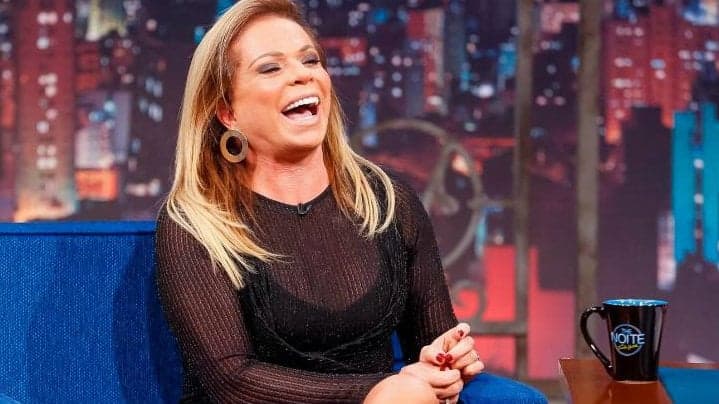 Christina Rocha usa biquíni minúsculo aos 62 anos, tira parte de cima e causa escândalo