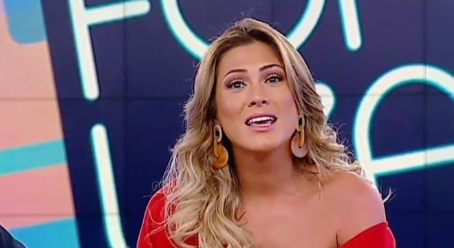 Lívia Andrade quebra o silêncio após decisão do SBT e dispara: "Amaldiçoem a minha vida''