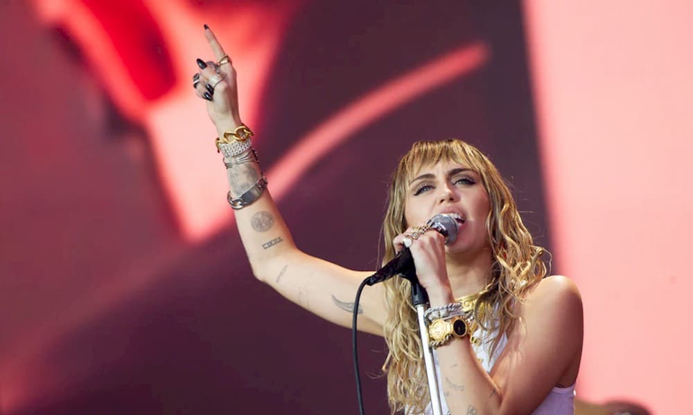 Miley Cyrus cancela show beneficente na Austrália devido o coronavírus e lamenta: "triste"
