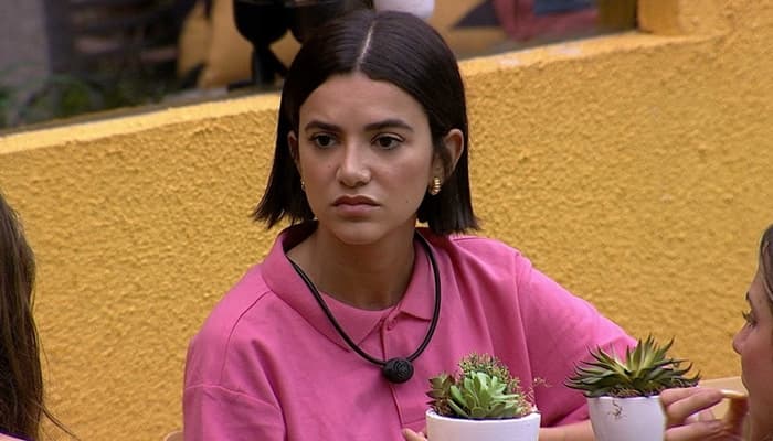 Manu se depara com Marcela e Gizelly cumprindo castigo do monstro e faz duras criticas: "Desumano"