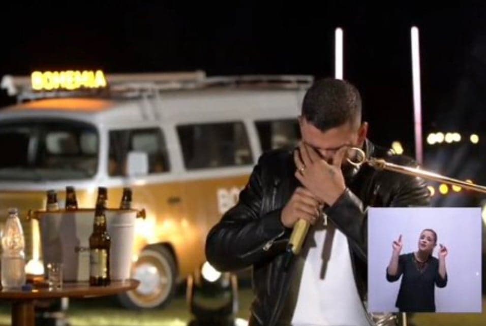 Gusttavo Lima interrompe show ao vivo para milhares após inseto entrar nele