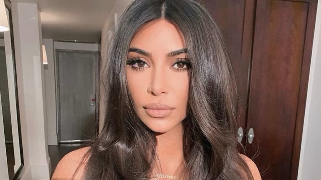 Ruiva, linda e ousada: Kim Kardashian exibe seios em foto quente e clique viraliza: "enormes"