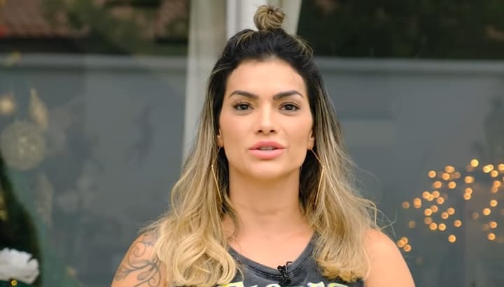 Kelly Key tira toda a roupa, fica sem nada e surge de perna aberta em banheira: "Molhadinha"
