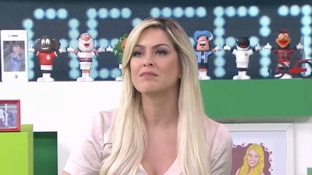 Renata Fan, aos 42 anos, perde a vergonha em fotos viralizadas de calcinha e escândalo com famoso pelado: "Credo"