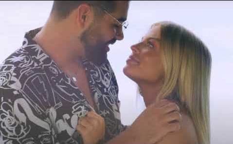 Dilsinho e Luísa Sonza protagonizam cenas românticas durante clipe (Imagem: Reprodução) Dilsinho e Luísa Sonza protagonizam cenas românticas durante clipe (Imagem: Reprodução)