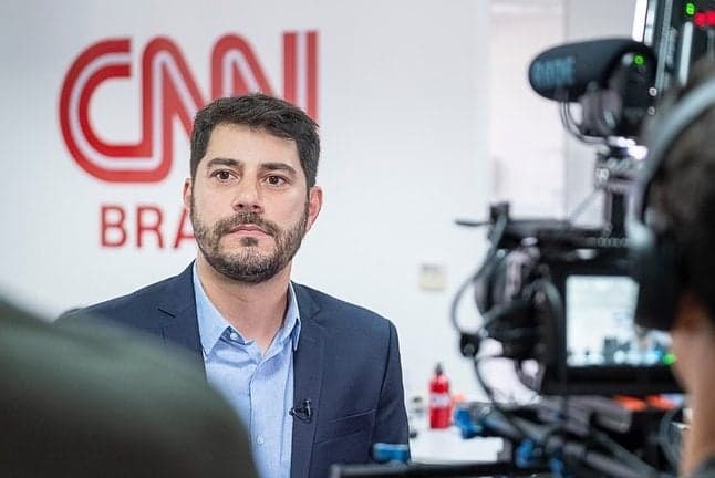 "Me chutaram", Evaristo Costa desce a lenha na CNN após demissão, expõe farsa e destrói: "Despreparados" "Me chutaram", Evaristo Costa desce a lenha na CNN após demissão, expõe farsa e destrói: "Despreparados"