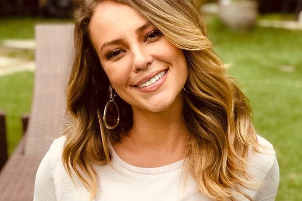 Paolla Oliveira surge atracada em árvore, com biquíni atoladinho e não esconde a verdade: "Grosso e grande"