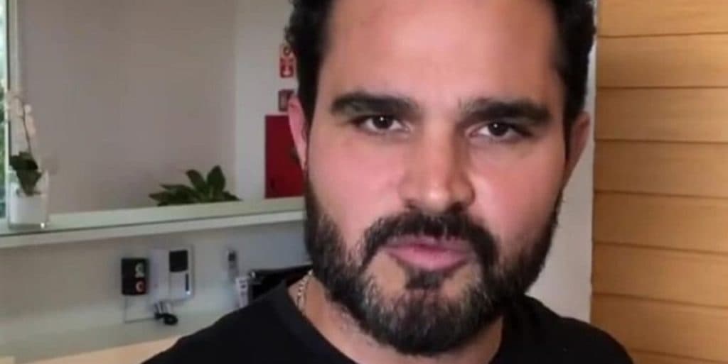 Luciano Camargo, após acusação de romance, se entrega por conta de publicação e assume: "Deixa claro''