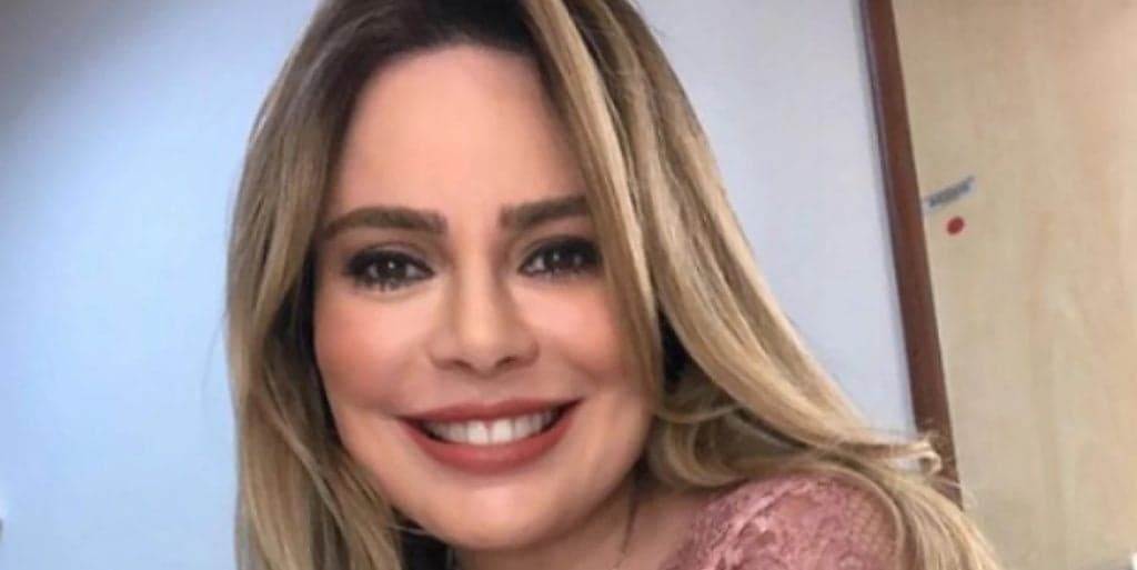 Rachel Sheherazade perde a timidez, deixa parte do corpo à mostra em fotos sensuais e leva fãs à loucura: "Deliciosa"