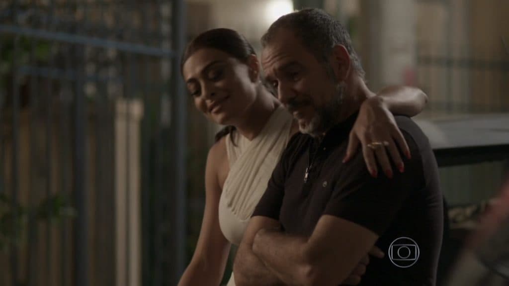 Carolina abraça Germano em Totalmente Demais Carolina abraça Germano em Totalmente Demais