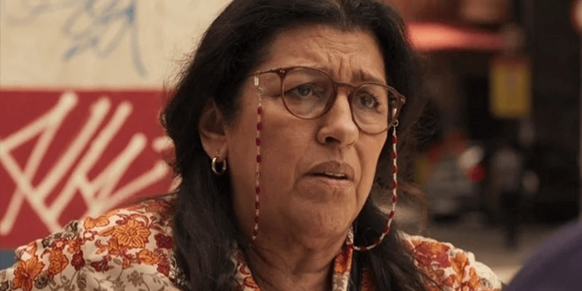 Regina Casé (Lurdes) em Amor de Mãe; atriz é do grupo de risco (Foto: Reprodução/Globo) Regina Casé (Lurdes) em Amor de Mãe; atriz é do grupo de risco (Foto: Reprodução/Globo)
