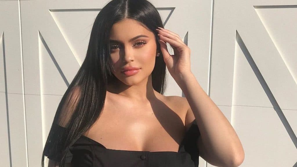 Kylie Jenner tem foto comprometedora vazada, mamilos ficam à mostra e registro viraliza: "gostosa"