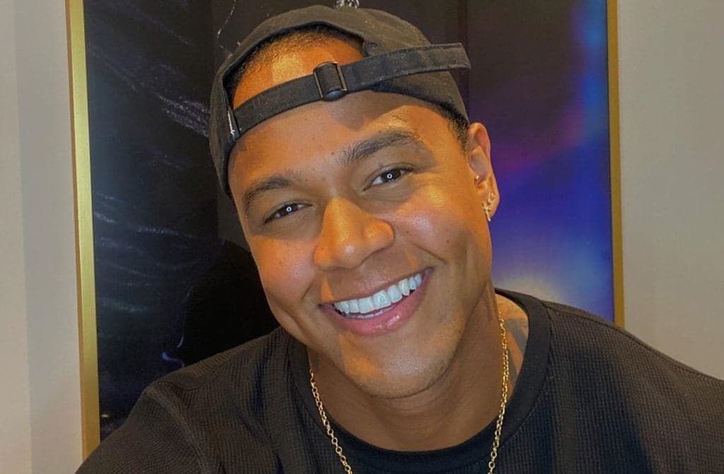 Léo Santana mostra resultado de implante capilar