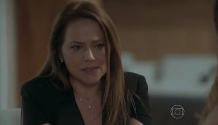 Lili de Totalmente Demais vestida de blazer preto com expressão de choro e desabafo Lili de Totalmente Demais vestida de blazer preto com expressão de choro e desabafo