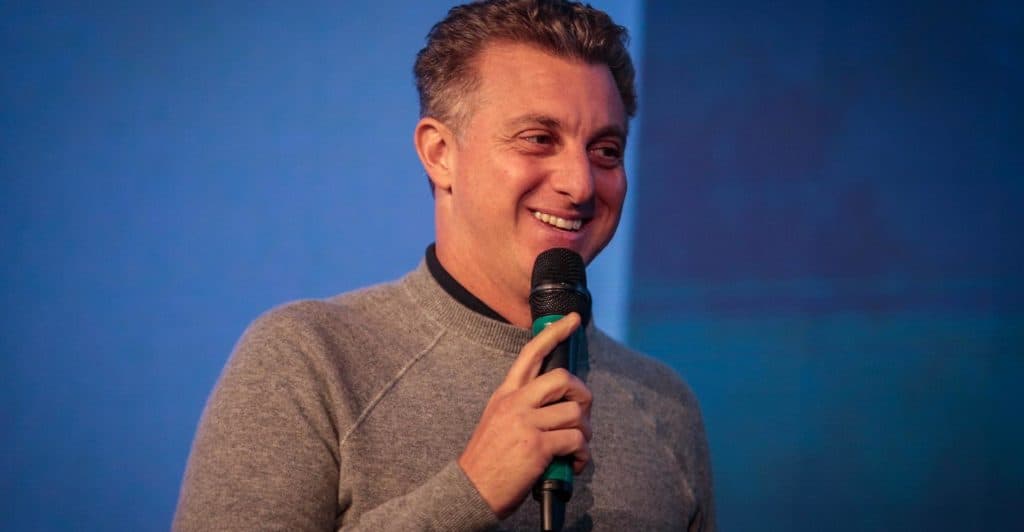 Luciano Huck é convocado pela Globo, finaliza quarentena e retoma as gravações do Caldeirão