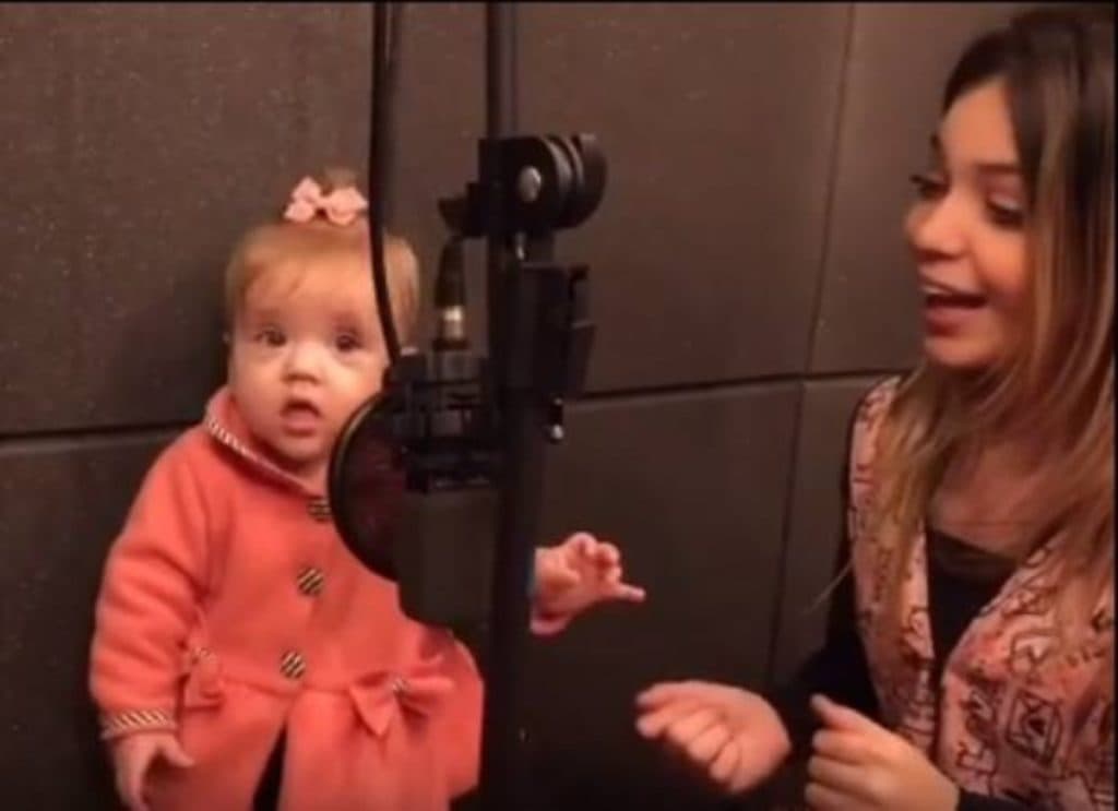 MC Melody vira polêmica ao gravar música com irmã de apenas 10 meses e público detona: “Que família precoce”