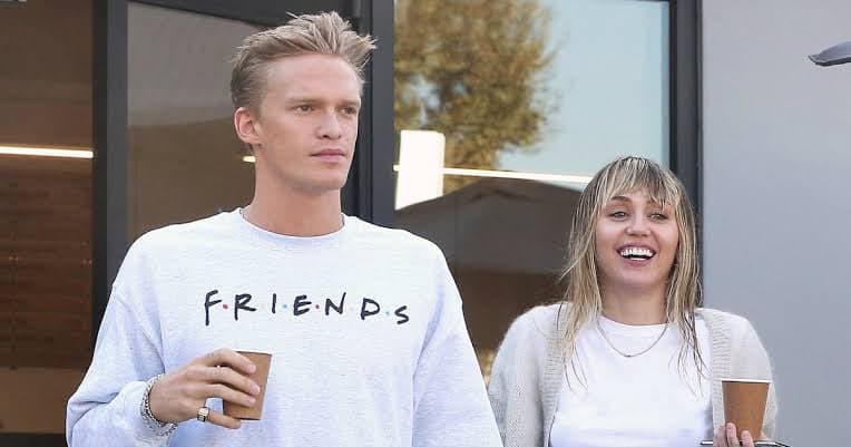 Miley Cyrus, após engatar relação com Cody Simpson, anuncia chegada de novo membro: "família vai crescer"