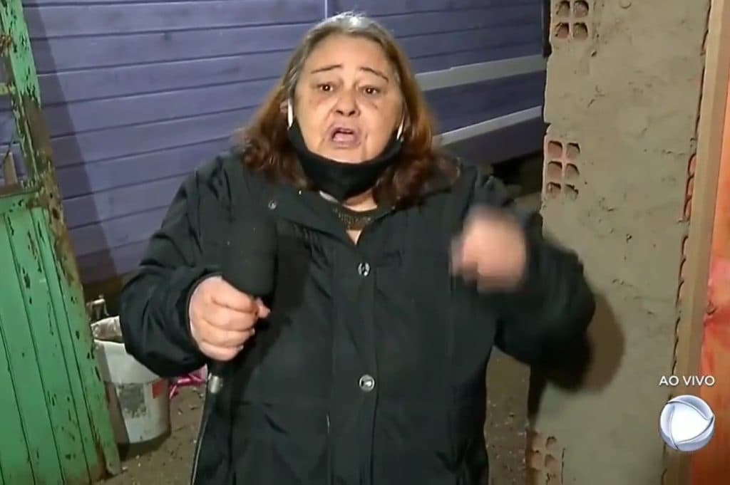 Barraco! Ao vivo no Cidade Alerta, mulher anuncia sumiço do filho, que entra pela porta: "Vai levar uma surra"